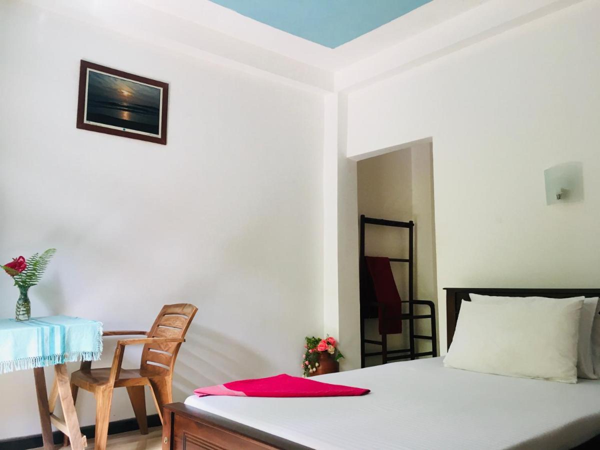 Anthony Guesthouse Hikkaduwa Bagian luar foto