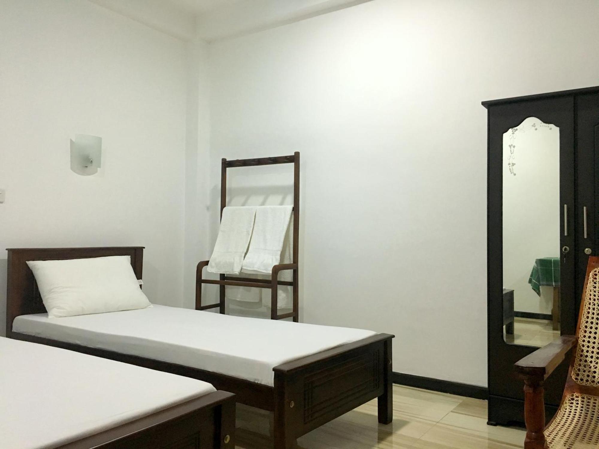Anthony Guesthouse Hikkaduwa Bagian luar foto