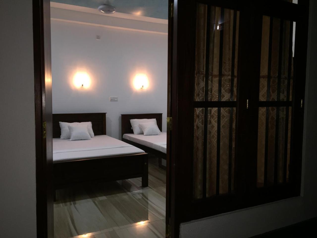 Anthony Guesthouse Hikkaduwa Bagian luar foto