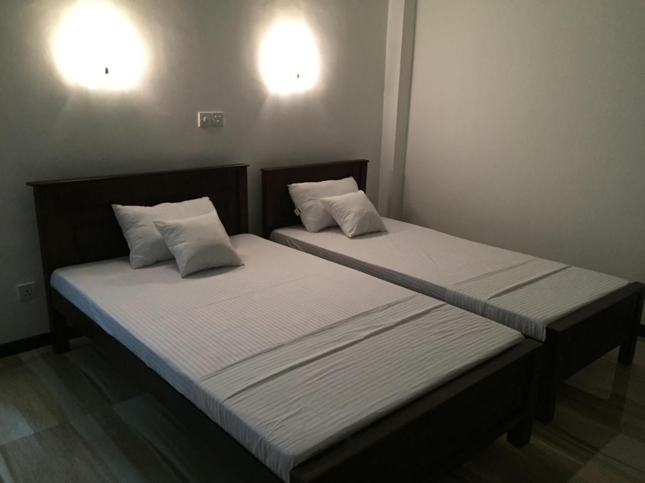 Anthony Guesthouse Hikkaduwa Bagian luar foto