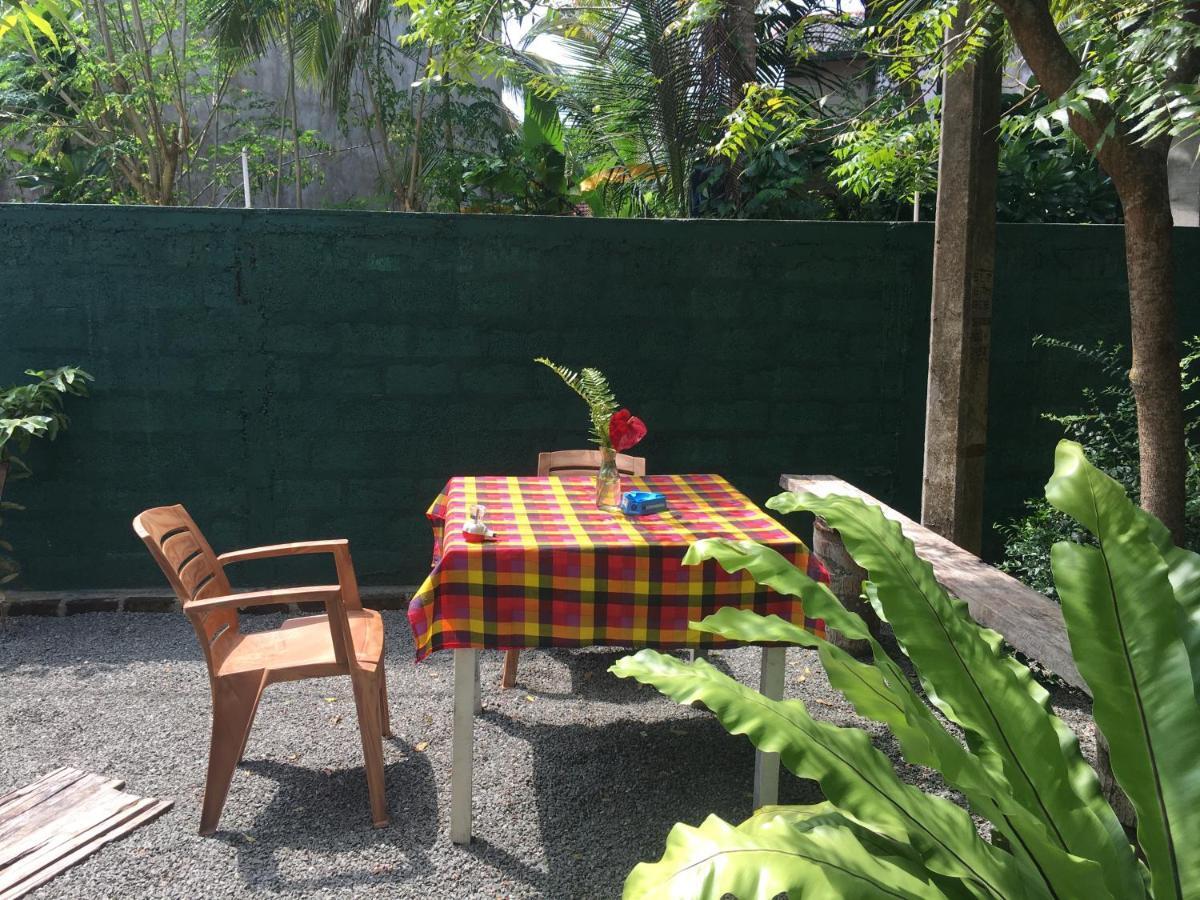 Anthony Guesthouse Hikkaduwa Bagian luar foto